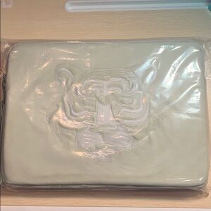 🔥 Deena & Ozzy Tiger Embroidered Laptop Sleeve – Urban Outfitters​